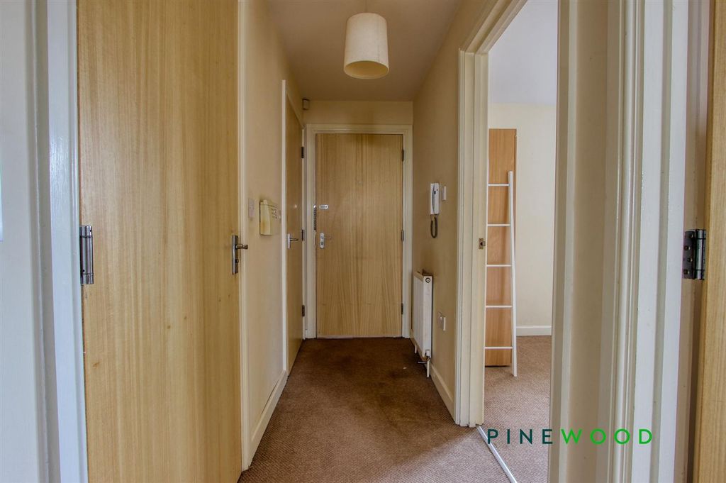 Property photo 3 of 11 Entrance Hall