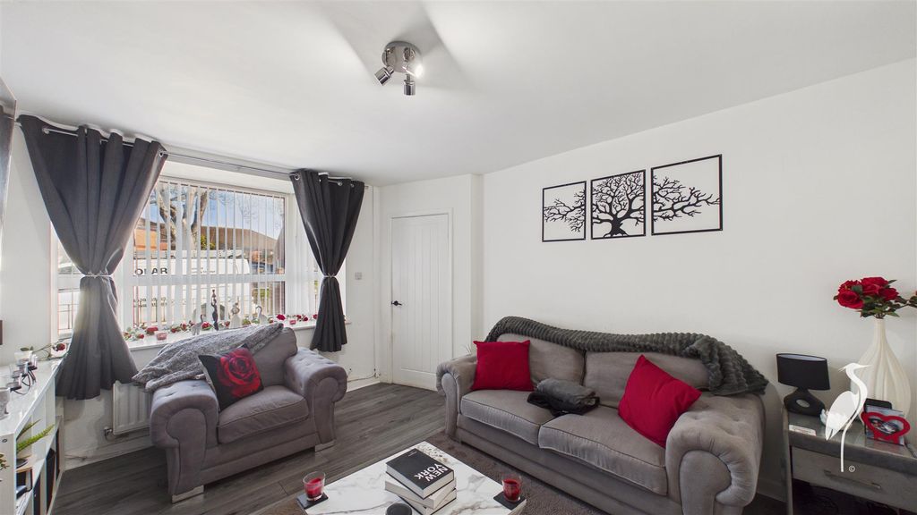 Property photo 3 of 18 Lounge