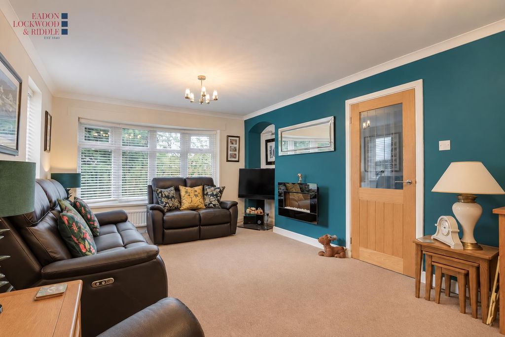 Property photo 3 of 28 Sitting Room
