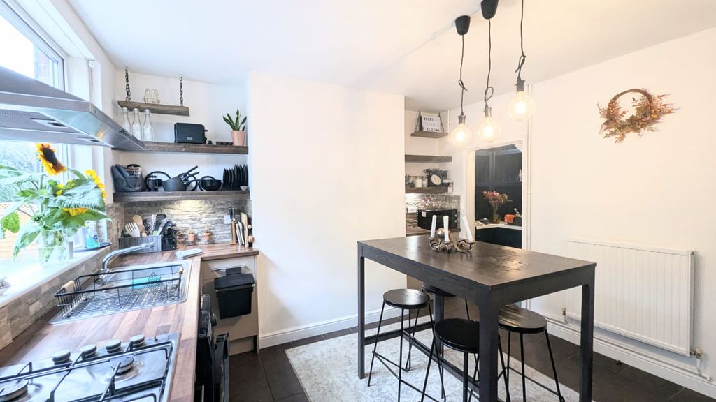 Property photo 2 of 11 Kitchen