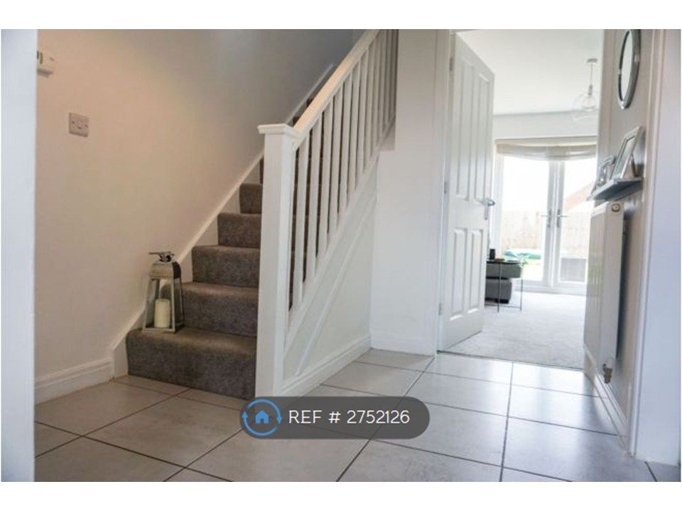 Property photo 2 of 8 Hallway