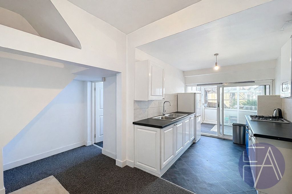 Property photo 3 of 8 5042293