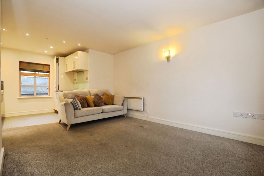 Property photo 2 of 10 Living Area (2)