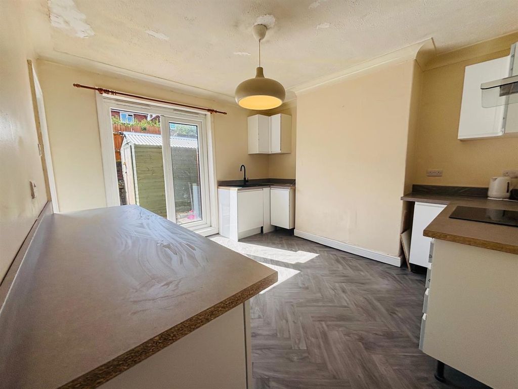 Property photo 3 of 13 Fitted Kitchen: