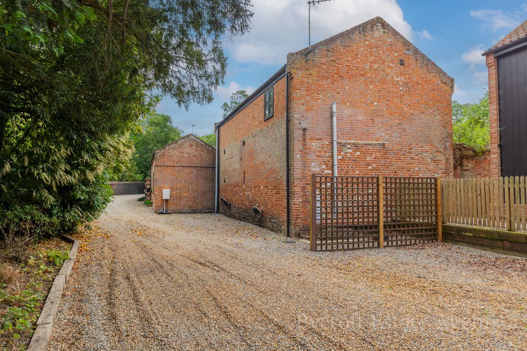 Property photo 2 of 28