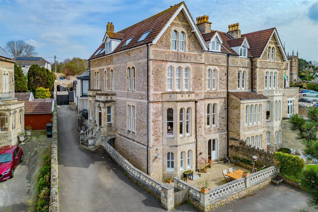 Property photo 1 of 12