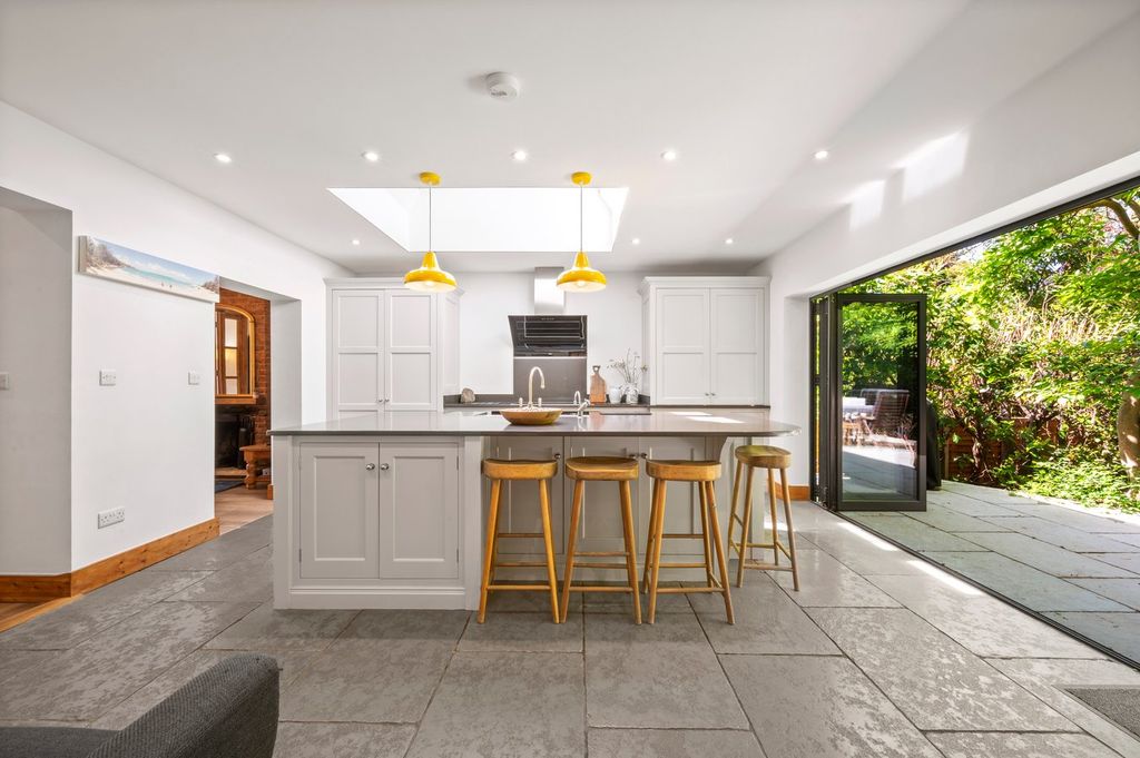 Property photo 2 of 27