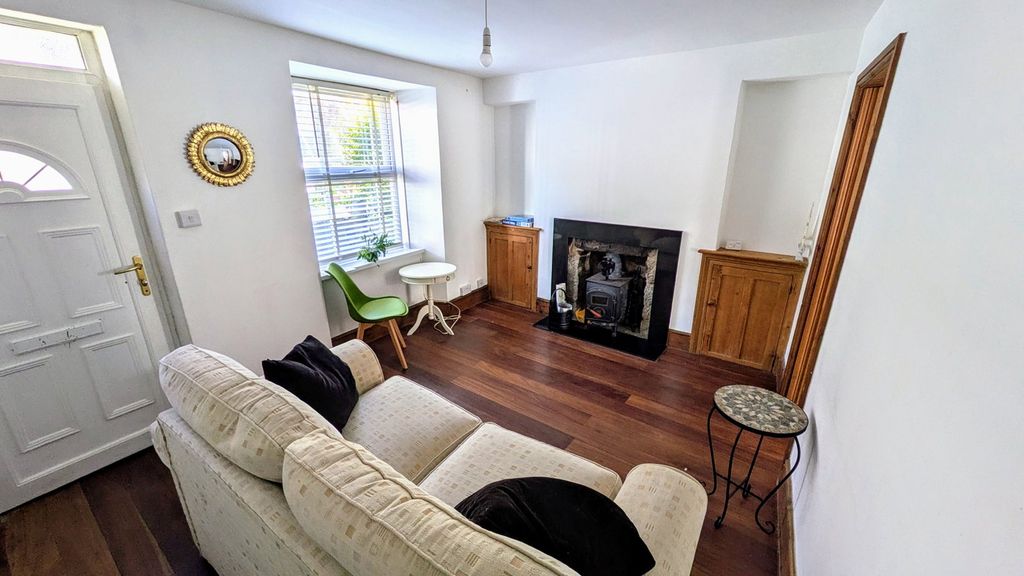 Property photo 2 of 8