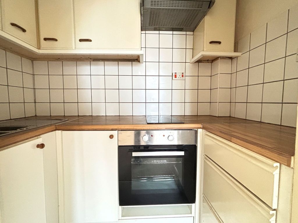 Property photo 3 of 7 Kitchen