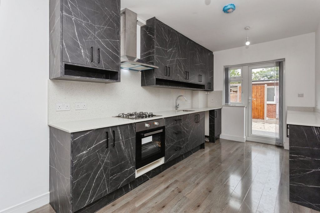 Property photo 3 of 10 Reception/Kitchen