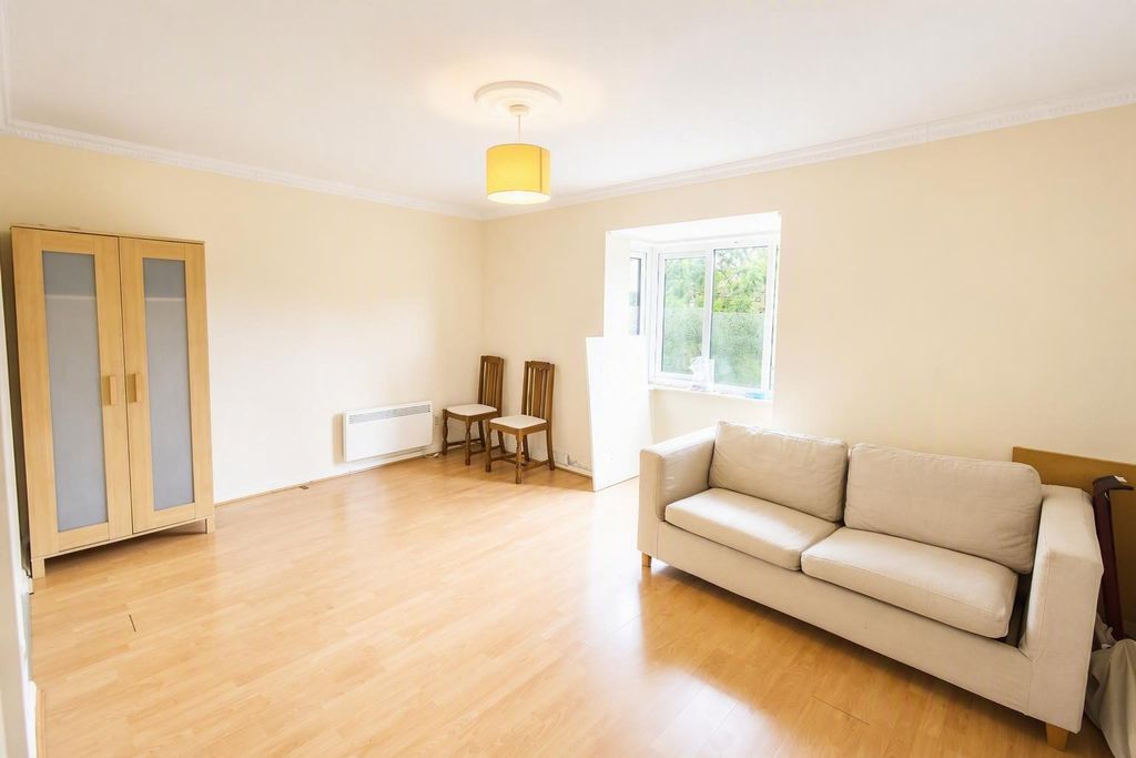 Property photo 2 of 4 Living Room