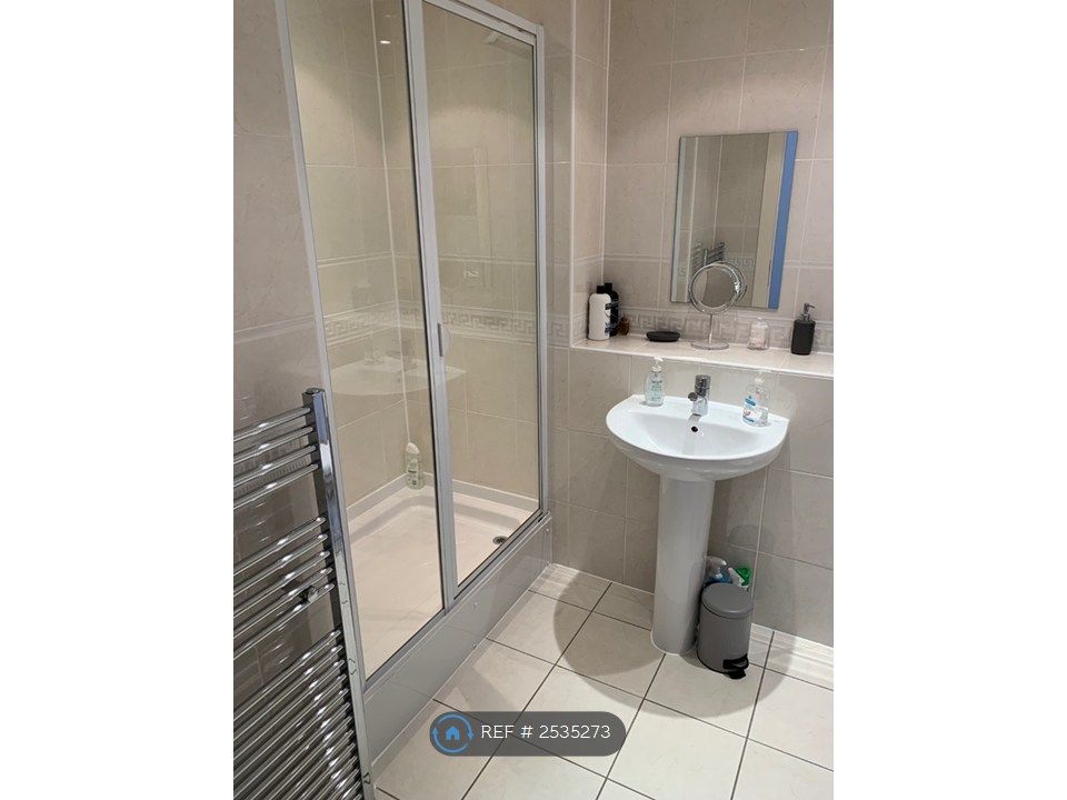 Property photo 2 of 17 En-Suite Shower Room