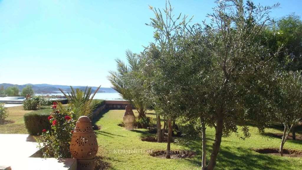 Property photo 2 of 18 Courtyard Mountains