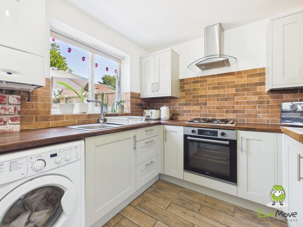 Property photo 2 of 16 Ewemove Estate Agents Basingstoke - 4 Calleva Clos