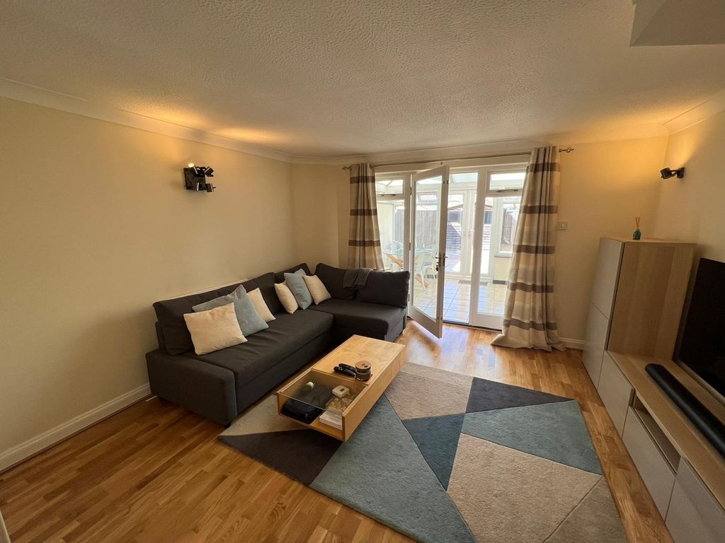 Property photo 2 of 8 Lounge