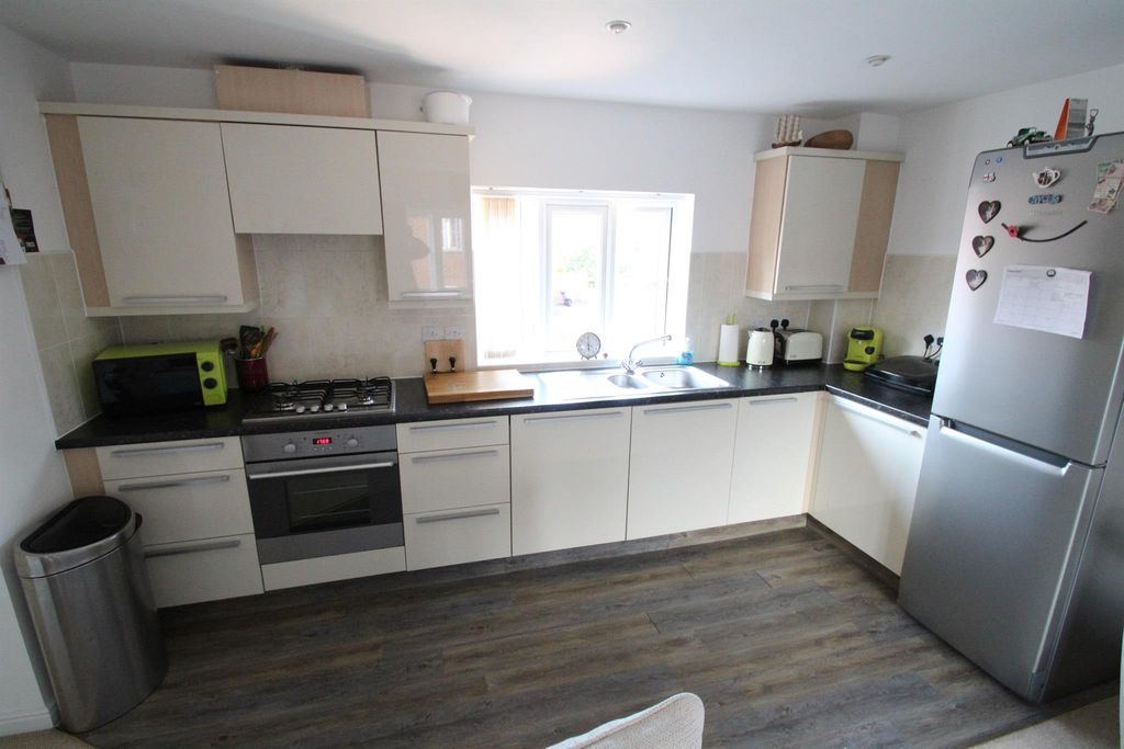 Property photo 3 of 7 Kitchen