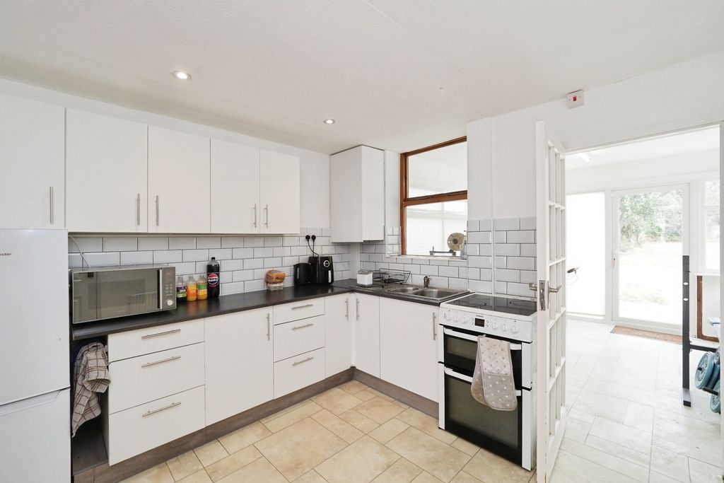 Property photo 3 of 17 Kitchen