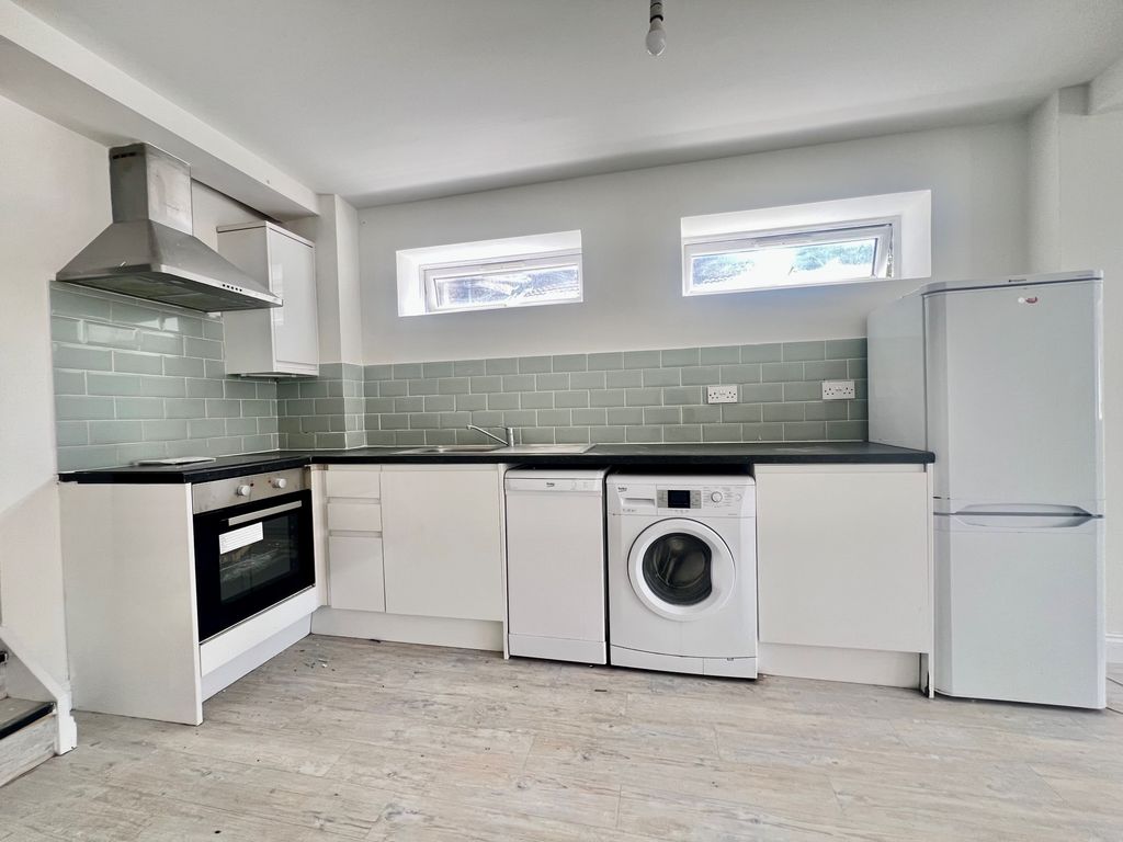 Property photo 2 of 7 Kitchen