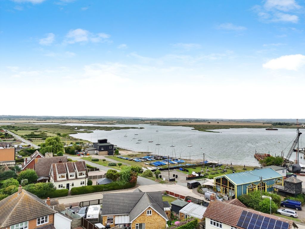 Property photo 2 of 27