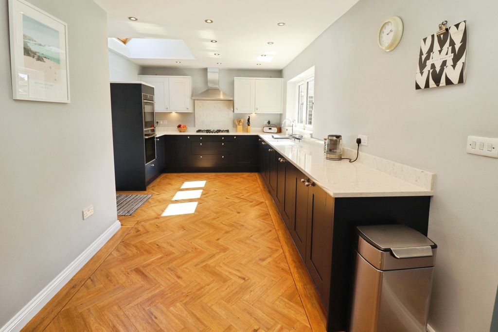 Property photo 2 of 33