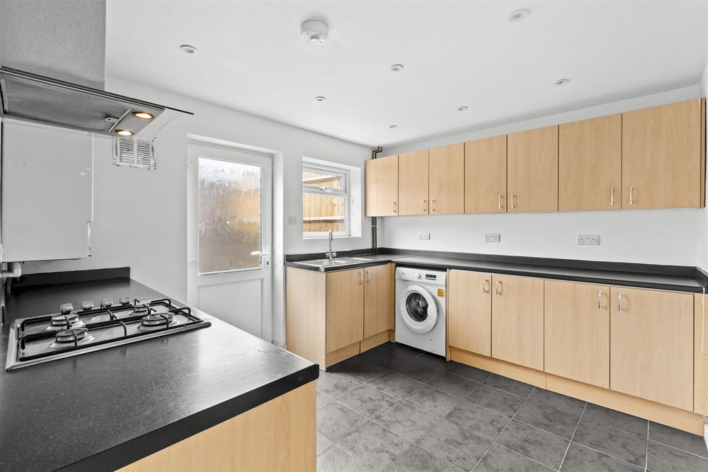Property photo 3 of 15 Hithercroft Road-6.Jpg