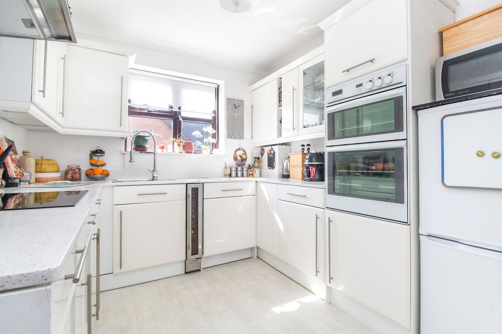 Property photo 3 of 18 Kitchen