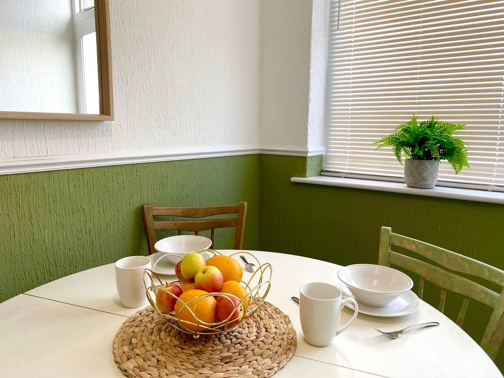 Property photo 3 of 7 A Bright And Inviting Kitchenette With Modern Deco...
