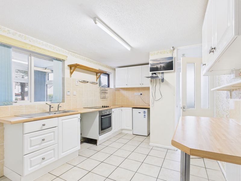 Property photo 3 of 10 Kitchen