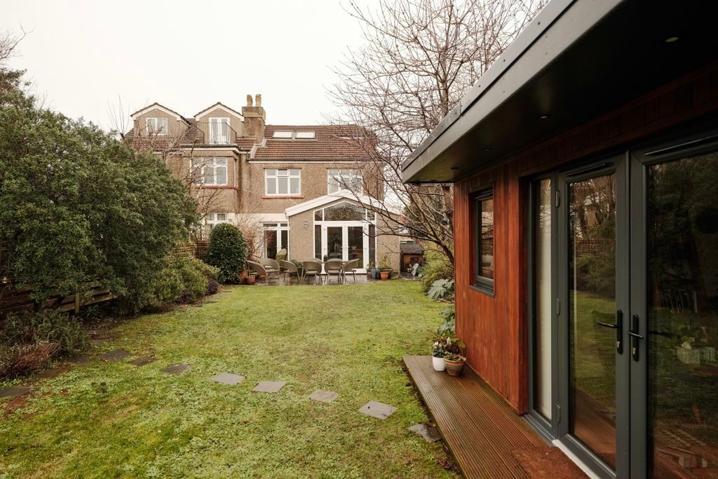 Property photo 3 of 20 Garden