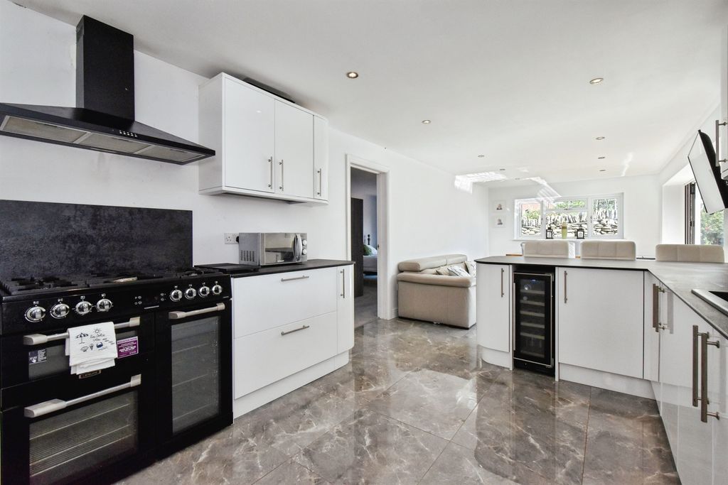 Property photo 2 of 31