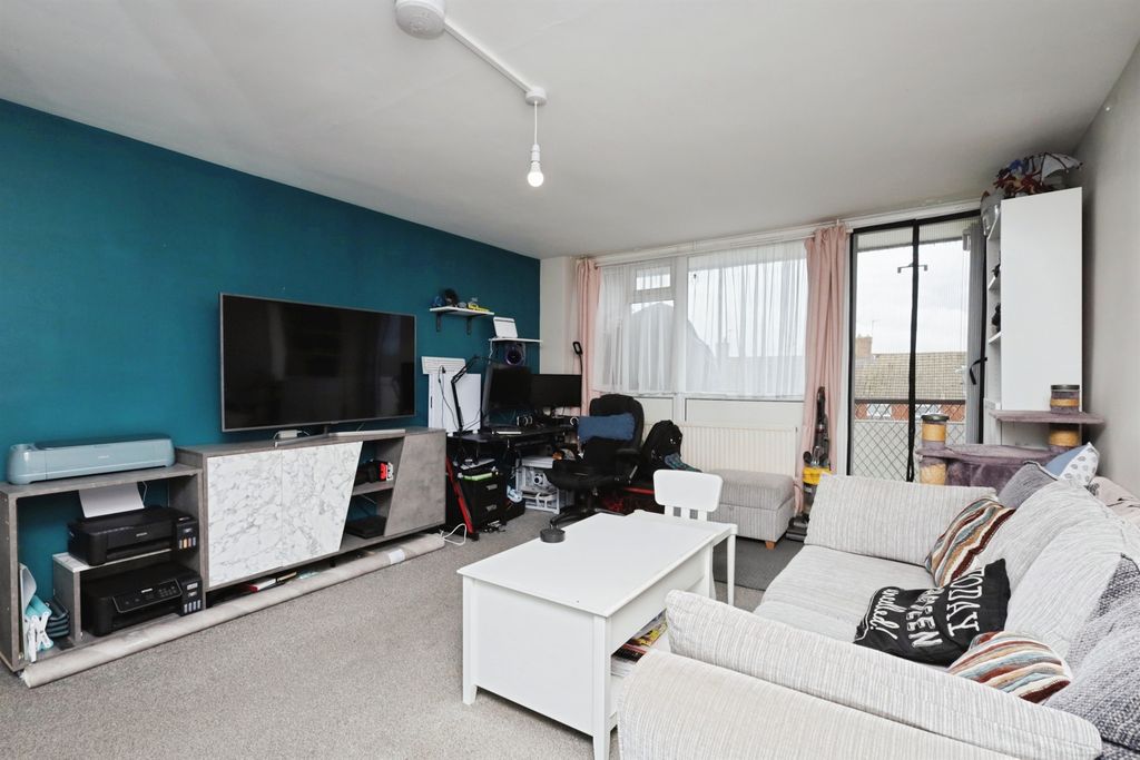 Property photo 2 of 8