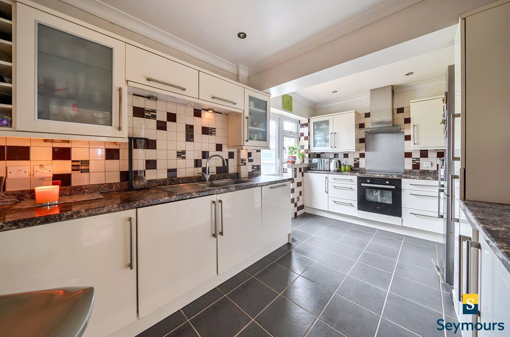 Property photo 3 of 19 Kitchen