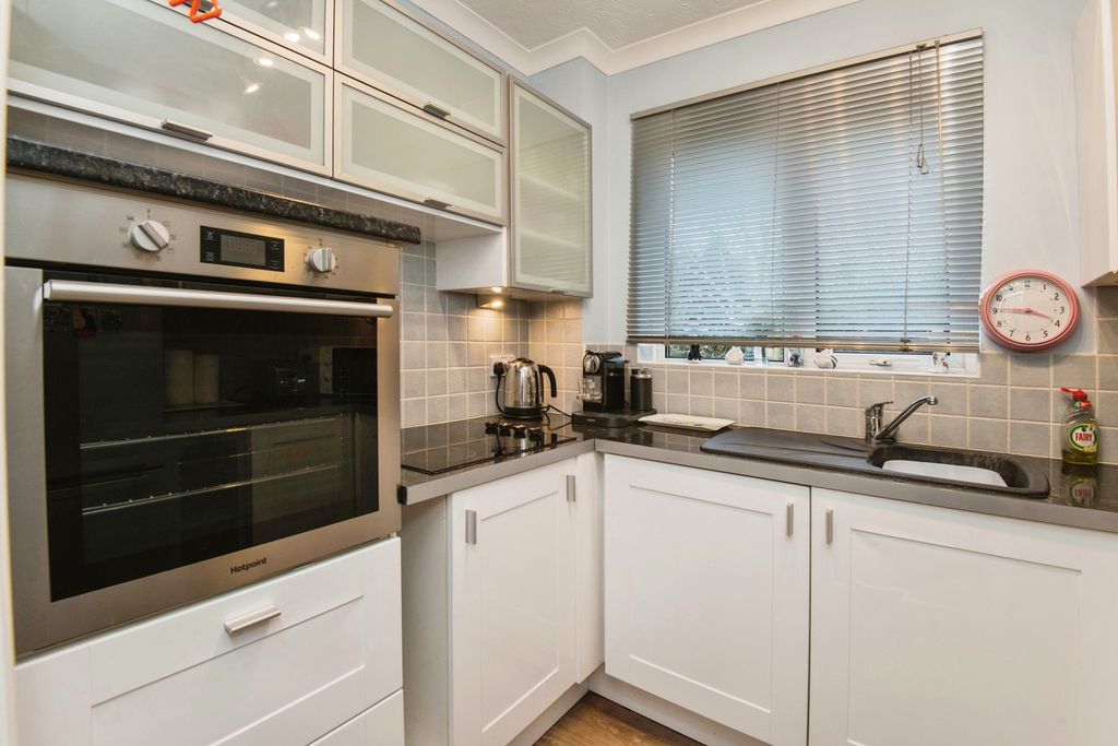 Property photo 3 of 10 Kitchen