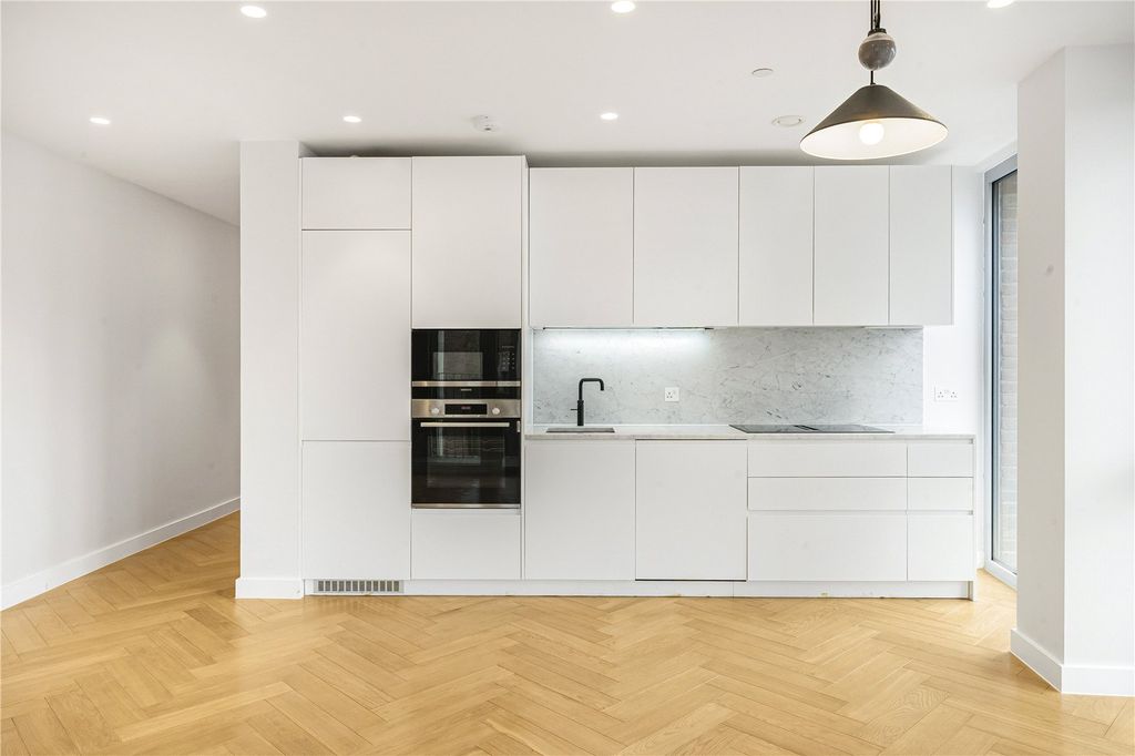 Property photo 2 of 26 Reception/Kitchen