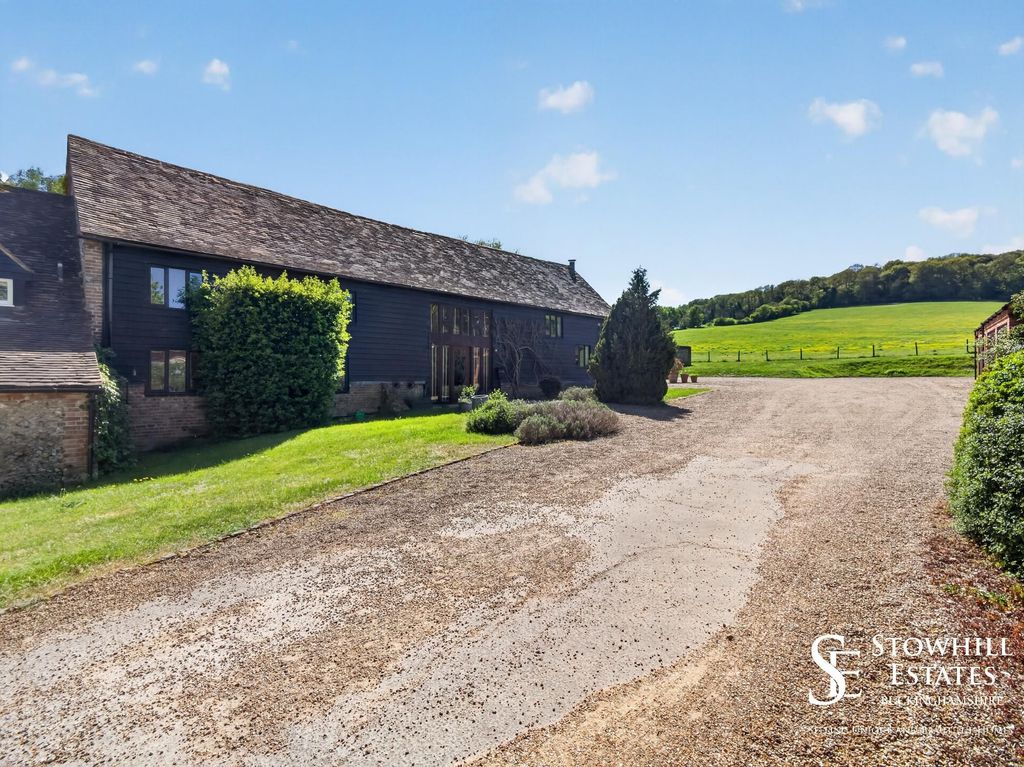 Property photo 2 of 31 Hughenden Valley