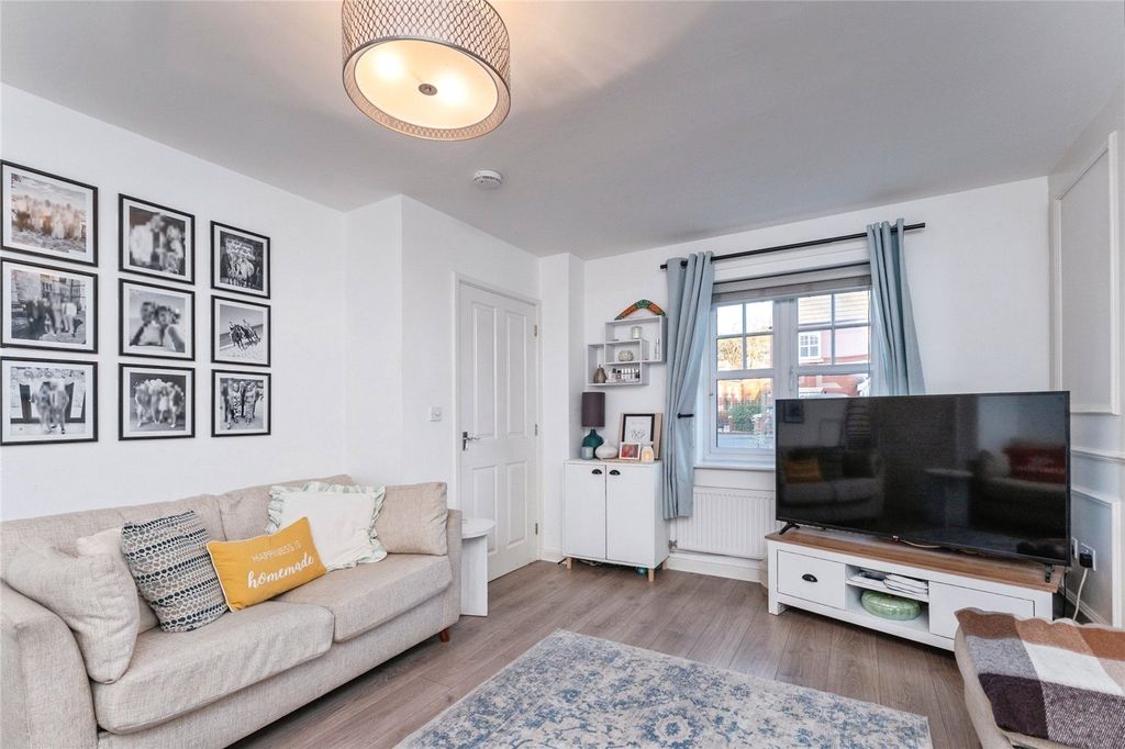 Property photo 2 of 21 Lounge