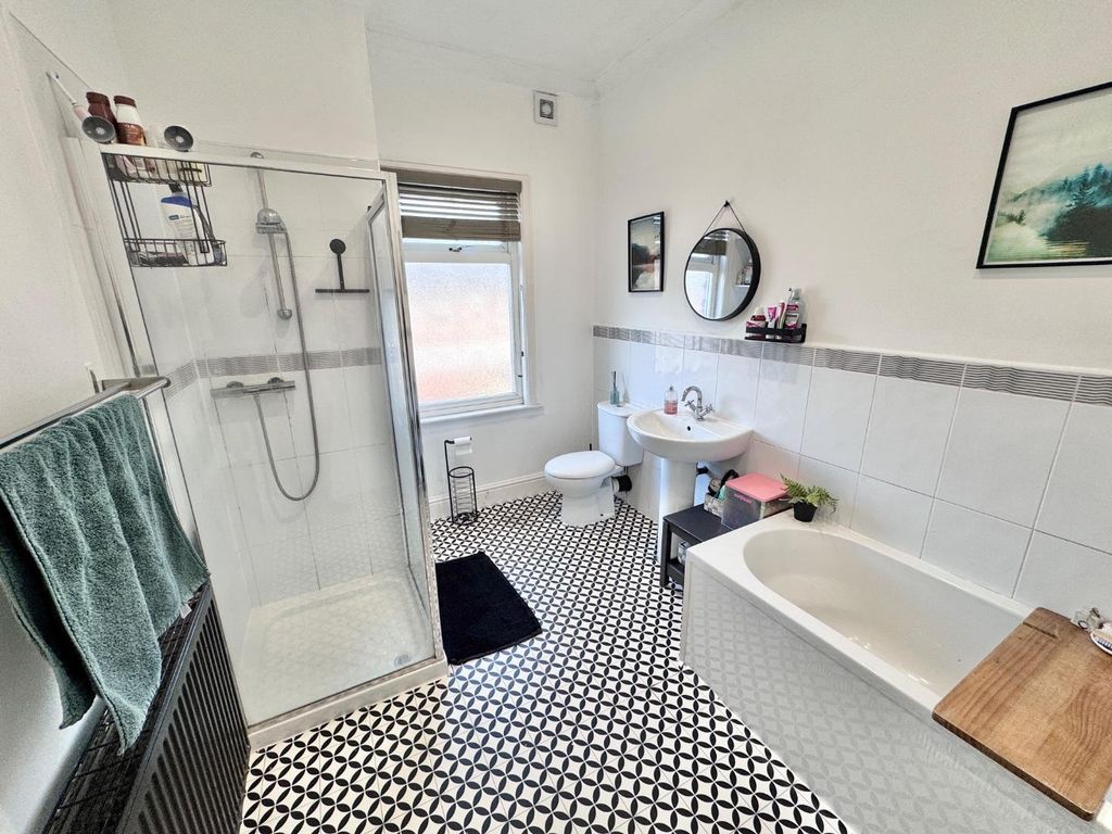 Property photo 3 of 16 Bathroom