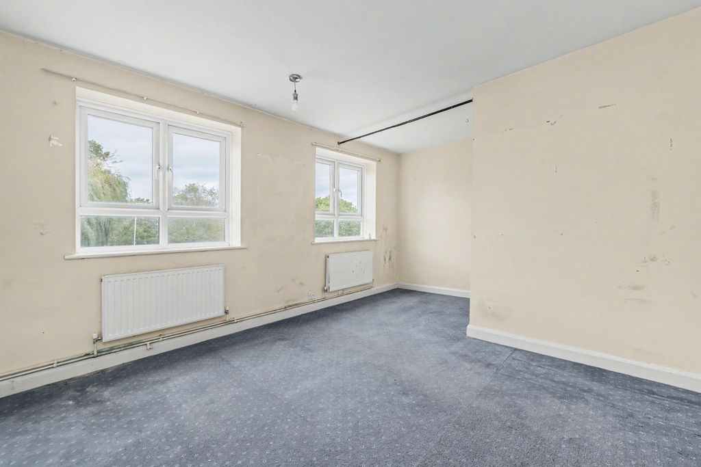 Property photo 2 of 21 7 Poplar Court, Old Ruislip Road, Northolt, Ub5 6Qg