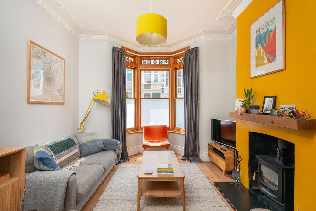 Property photo 1 of 31 0W5Amr - Living Room D.Jpg