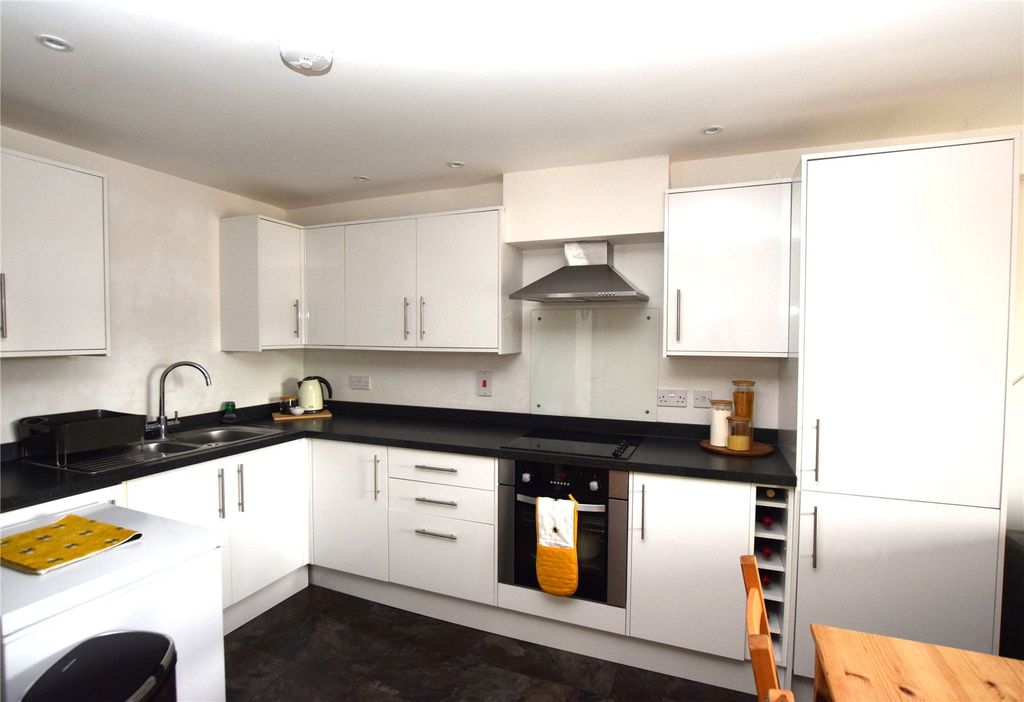 Property photo 3 of 6 Kitchen