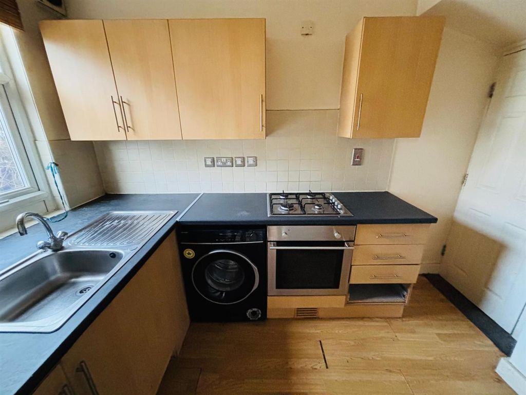 Property photo 3 of 9 Fitted Kitchen: