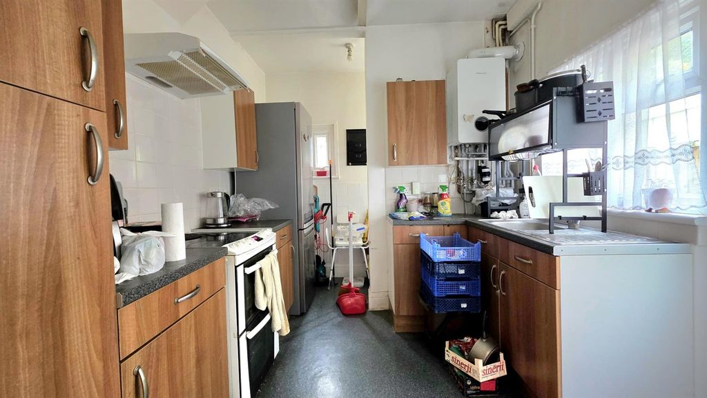 Property photo 3 of 16 Kitchen