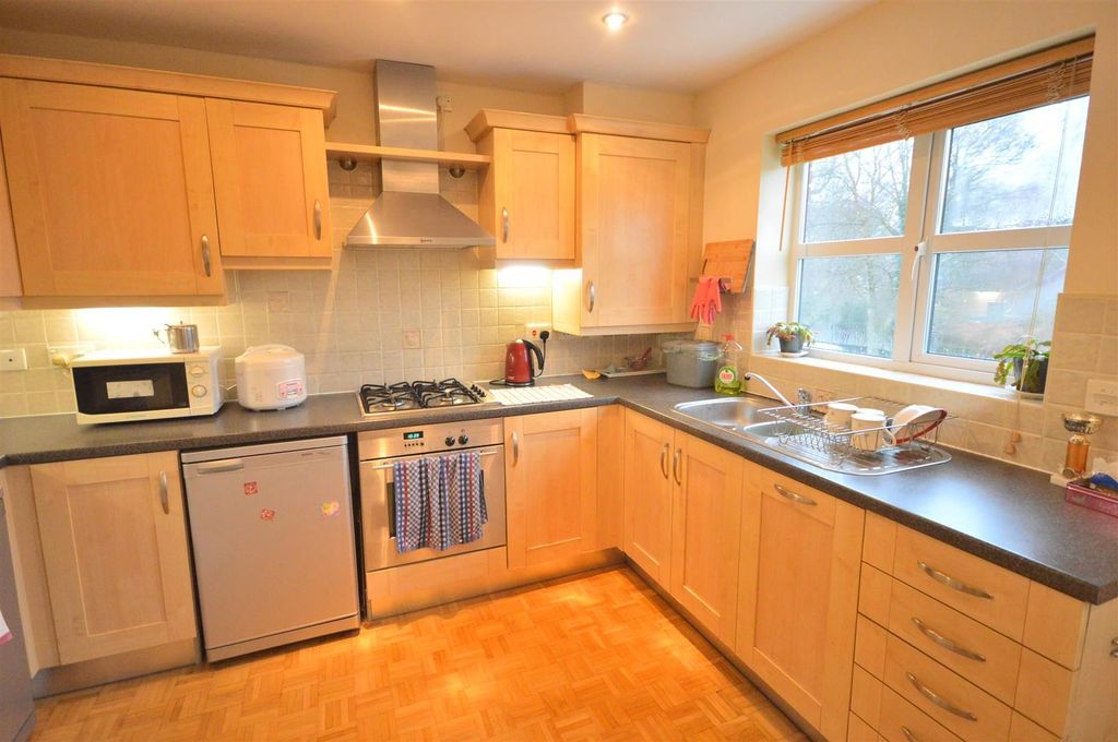 Property photo 3 of 10 Kitchen