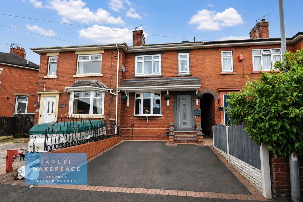 Property photo 1 of 25 Three Bedroom Town House With Two Bathrooms &amp; Downstairs WC
