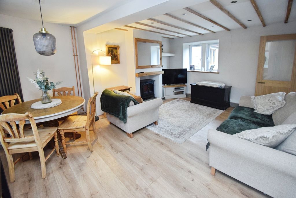 Property photo 3 of 11 2476c353-Lounge