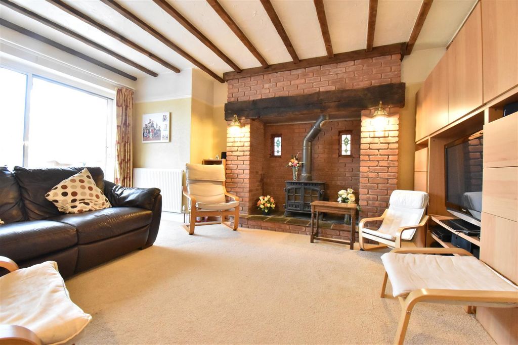 Property photo 3 of 18 Lounge