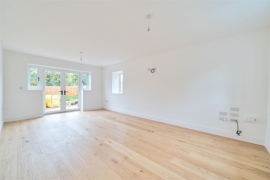 Property photo 3 of 16 Sitting Room