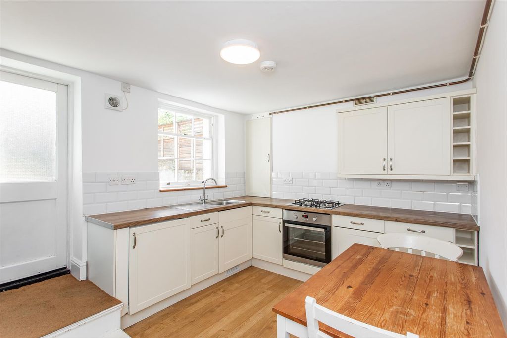 Property photo 3 of 18 Kitchen