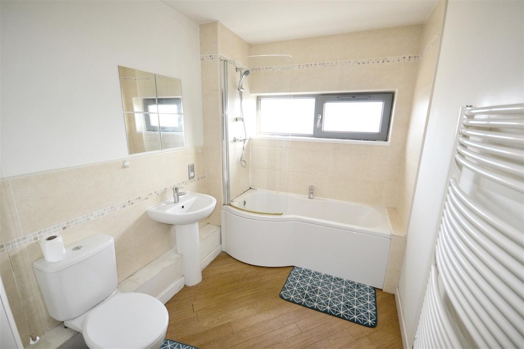 Property photo 3 of 6 14 Vincent House Bathroom.Jpg