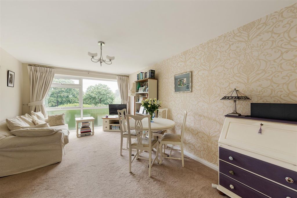 Property photo 2 of 23 Chingford Avenue, E4